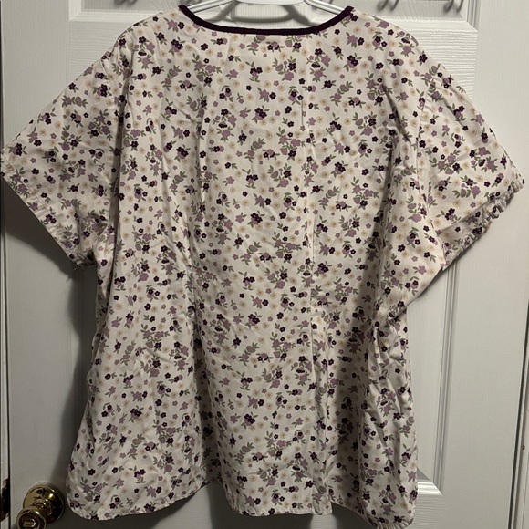 Uniform Advantage Plus Ditsy Floral Scrub Top. Size 3x. - Picture 5 of 5